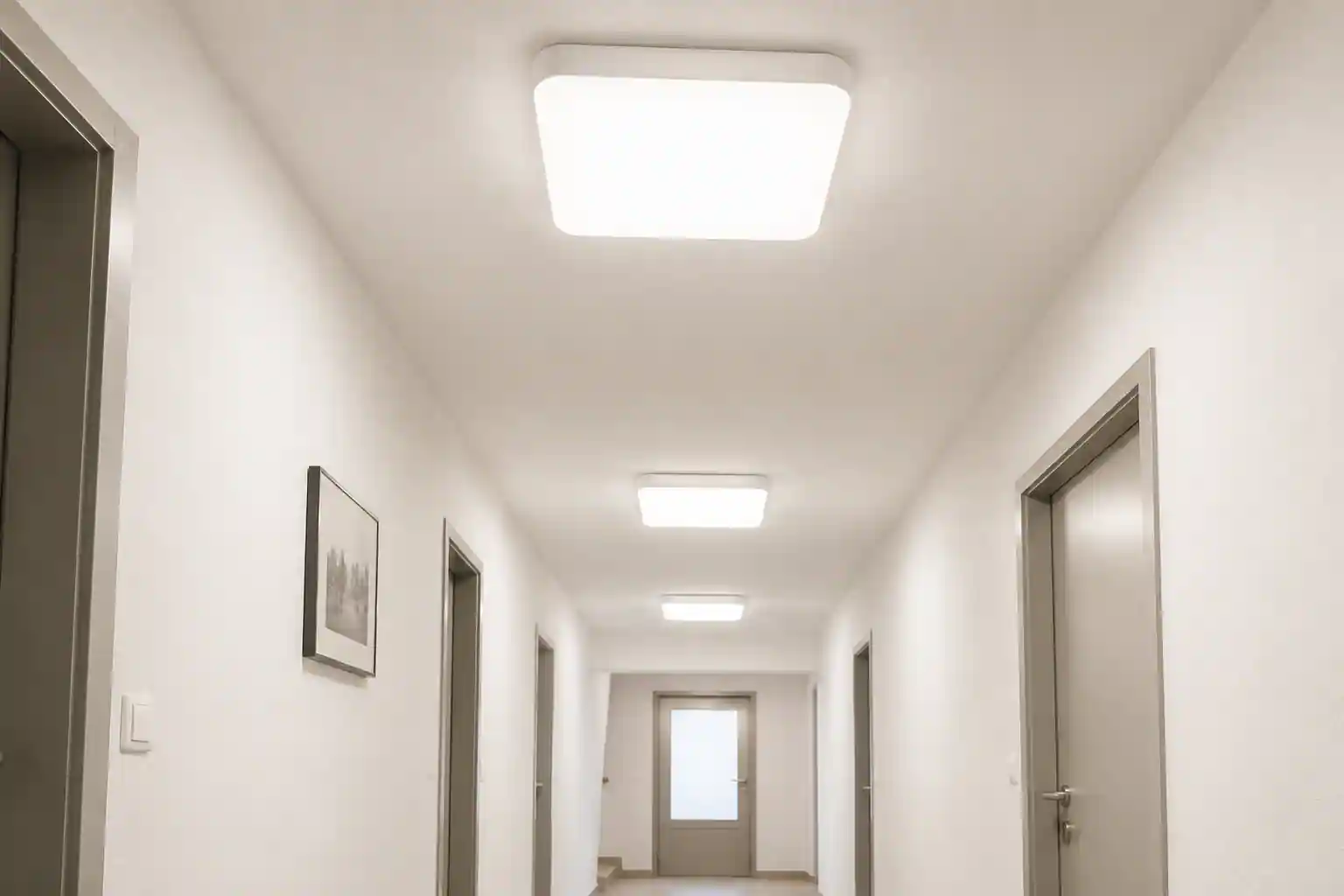 Rozsvícené svítidlo ELIS osvětlující chodbu neutrální bílou